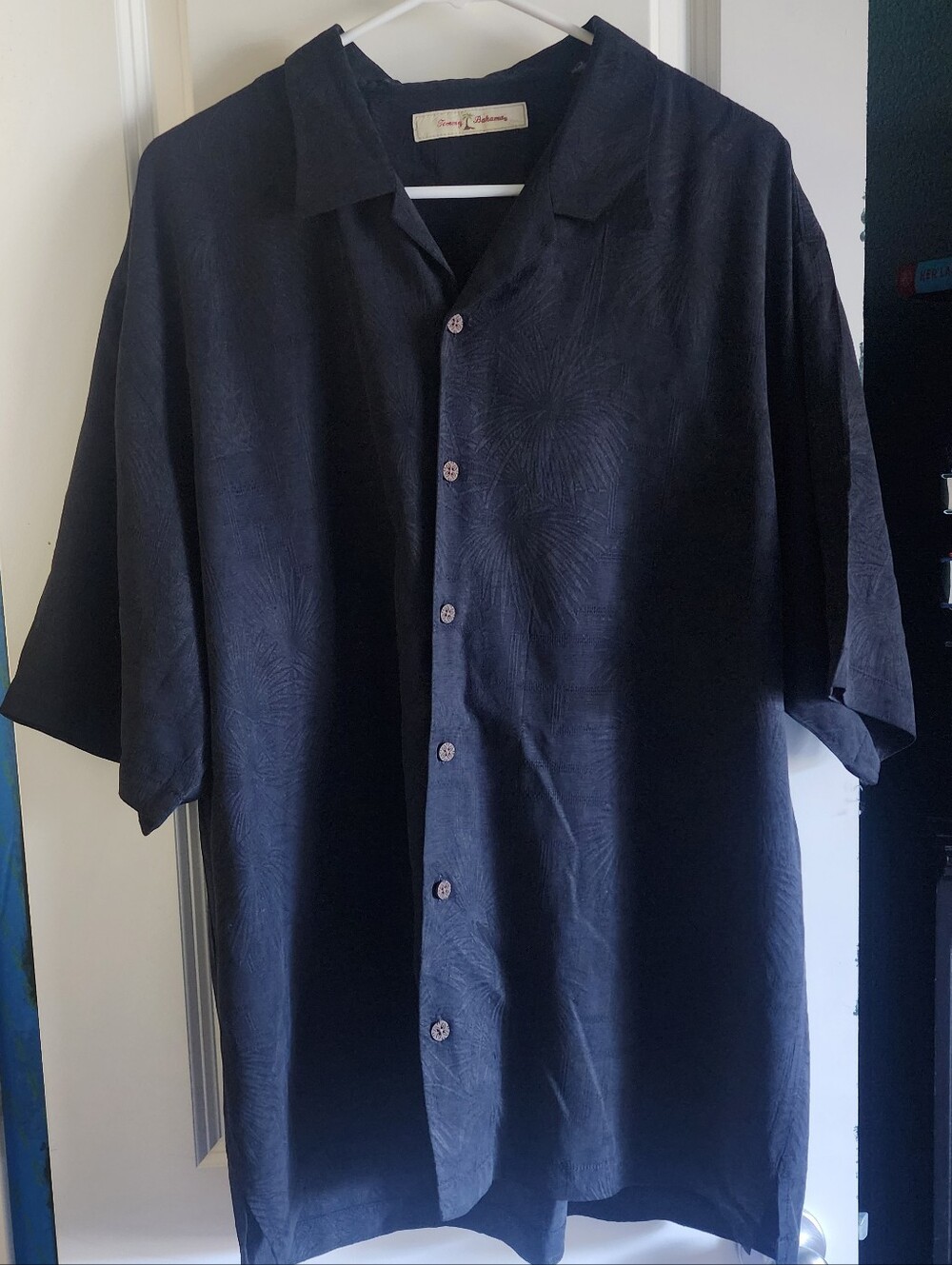 Tommy Bahama 100% Silk Black Short Sleeve Button Down W/ Tonal Palm Leaf Pattern